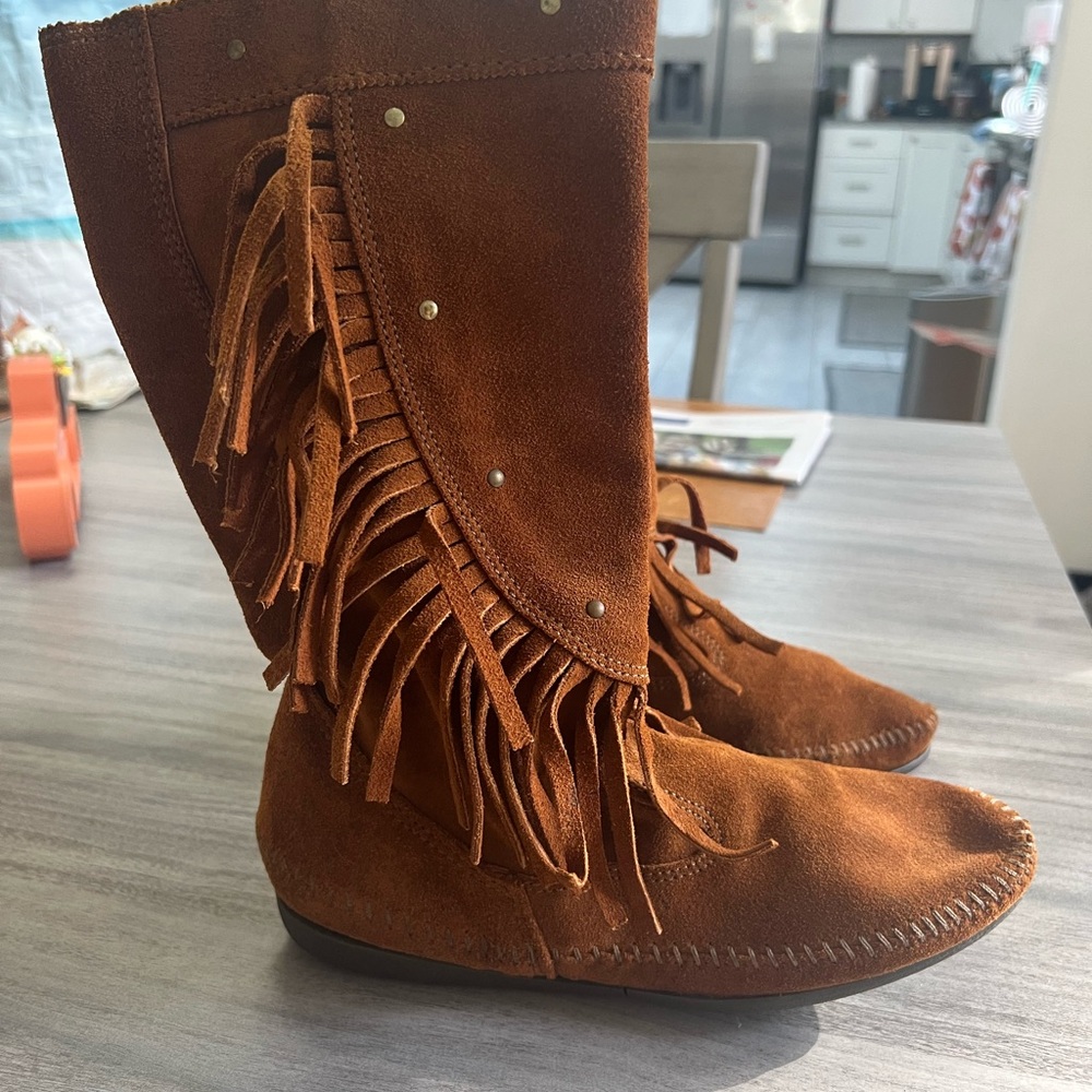 Minnetonka Suede Leather Boots with fringe Moccasins - Picture 2 of 9